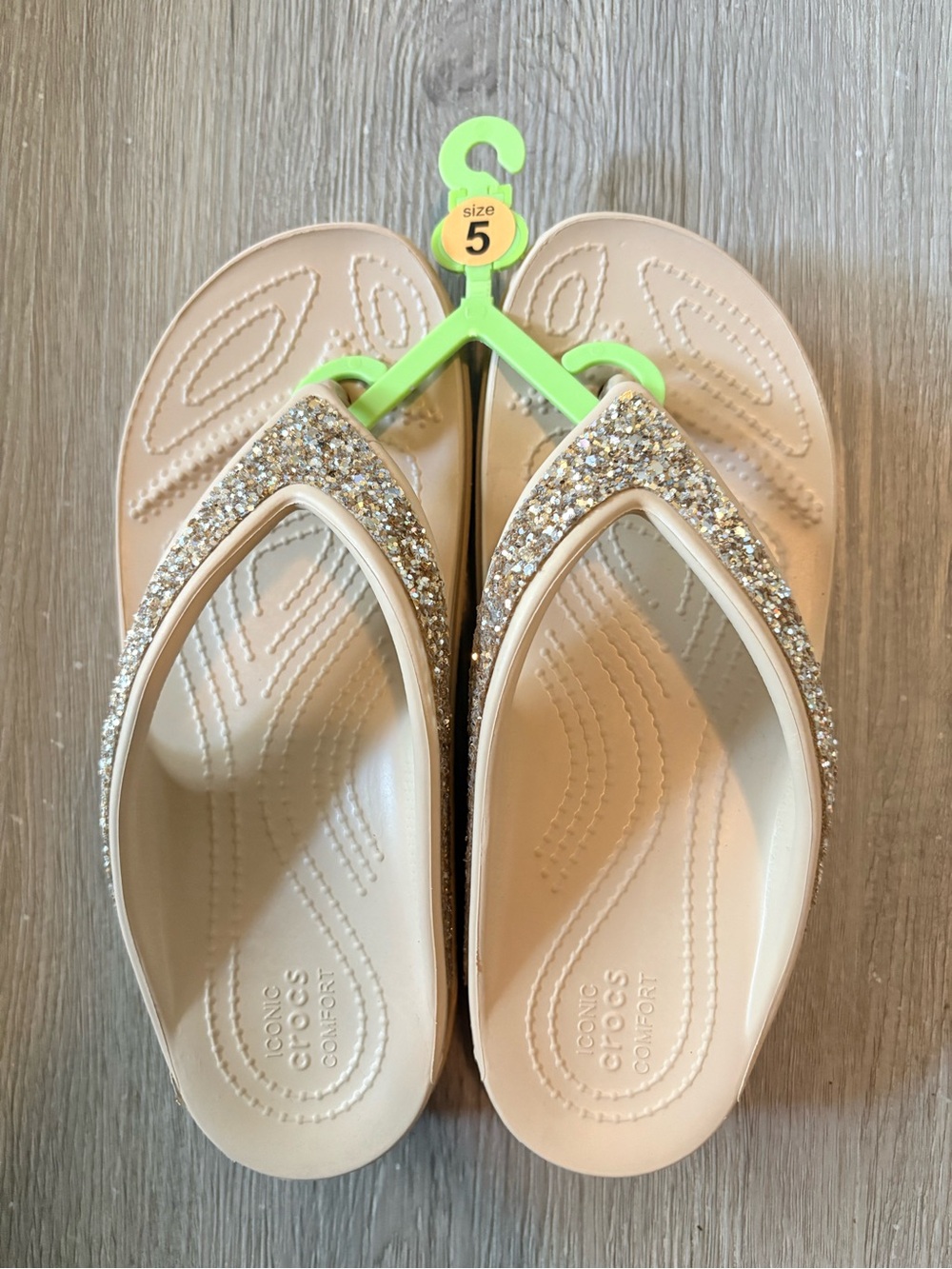 Women's Crocs Sloane Wedge Sandals Size 5 Gold Glitter Thong Flip Flop Comfort